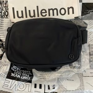 Lululemon Everywhere belt bag